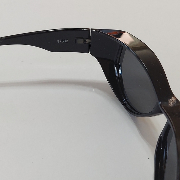 NWOT Jet Black Wraparound Unisex Sunglasses With Dark Grey Lens - Picture 6 of 9